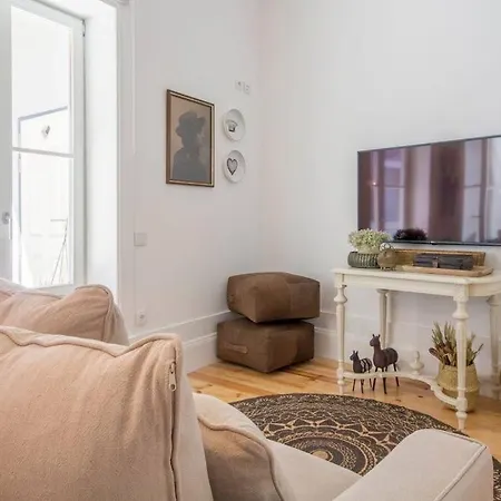 Apartment And Lovely With Balcony In